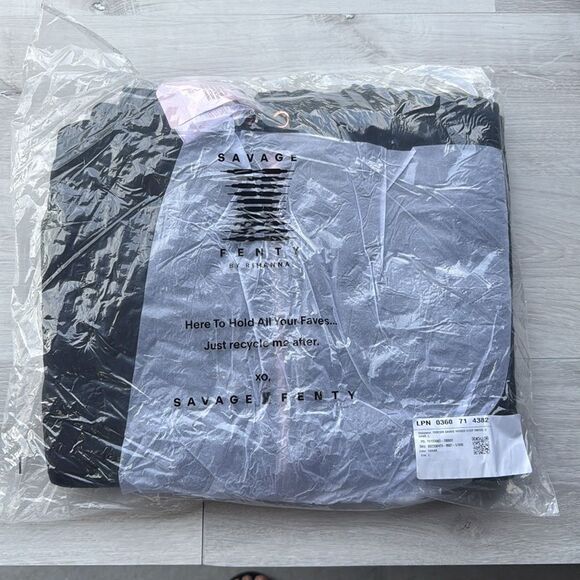 Savage fenty forever savage hooded Sleep onesie Caviar/black in Large NWT in pkg - Picture 7 of 9